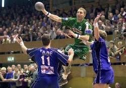 Archivbild: Der Magdeburger Stefan Kretzschmar versucht am Samstag in Eisenach beim Saison-Auftakt in der Handball-Bundesliga zwischen dem ThSV Eisenach und dem SC Magdeburg den Ball abzuspielen, bedrängt von Till Bitterlich (l) und Jonny Jensen (r). Der ThSV Eisenach gewann das Spiel mit 20:19 (8:12). (Foto: dpa)