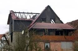 Das abgebrannte Haus im Dorf Kirchohmfeld (Stadt