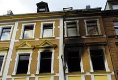 Ruß geschwärzt ist am Freitag (20.08.2004) die Fassade eines Mehrfamilienhauses in Dortmund. Bei einem Brand in dem Wohnhaus sind drei Menschen ums Leben gekommen, acht wurden verletzt. Das Feuer war nach Polizeiangaben am Morgen aus bislang ungeklärter Ursache in einer Wohnung des Mehrfamilienhauses ausgebrochen. Bei den Löscharbeiten fand die Feuerwehr die Leichen zweier Männer und einer Frau. (Foto: dpa)