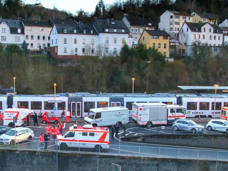 Rettungssanitäter und Polizisten am Bahnhof in Idar-Oberstein. Foto: Sebastian Schmitt/dpa