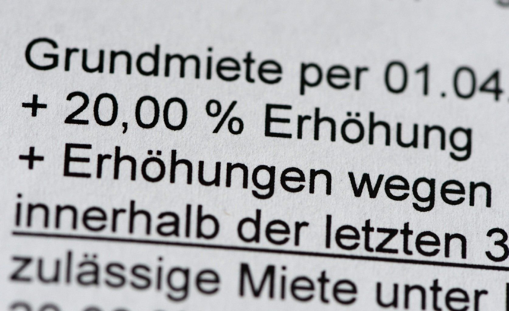 Vermieter müssen Fristen und Vorgaben einhalten, wenn sie die Miete erhöhen wollen.