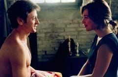 Senta (r, gespielt von Laura Smet) zieht Philippe (Benoit Magimel) vollkommen in ihren Bann (undatierte Filmszene von 2004). Nachdem Philippes Vater gestorben ist, muß er die Rolle des Familienoberhauptes einnehmen. (Foto: dpa)