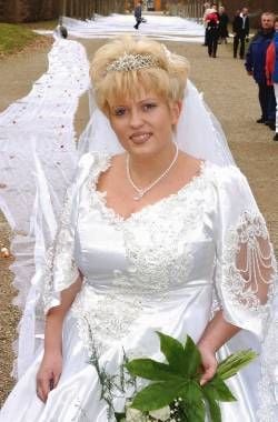 Sabine Nagel mit dem längsten Brautschleier der