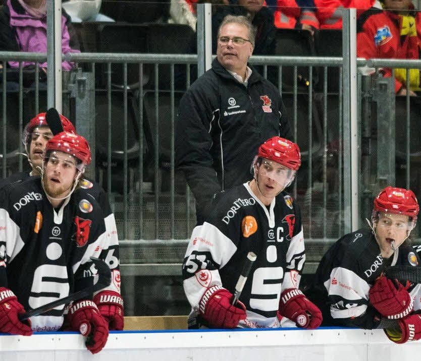 Sie treffen in einem Freundschaftsspiel auf kanadische Landsleute: Saale-Bulls-Trainer Ken Latta (hinten) und seine Spieler Matt Abercrombie, Troy Bigam und Chris Gard (vorn von links)