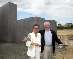 Der amerikanische Architekt Peter Eisenmann besichtigt zusammen mit der Vorsitzenden des Förderkreises Denkmal für die ermordeten Juden Europas, Lea Rosh, die aufgestellten Stelen-Modelle in Berlin. (Foto: dpa)