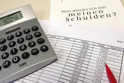 Ein Taschenrechner, Broschüren und eine Gläubigerliste, aufgenommen in einer Schuldnerberatungsstelle der Caritas in Erfurt. (FOTO: DDP)