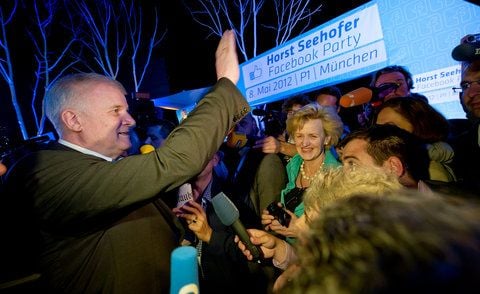 Der bayerische Ministerpräsident Horst Seehofer kommt in München in den Club P1 zu seiner Facebook-Party. (FOTO: DPA)