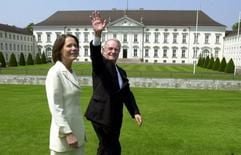 Das Archivbild vom 15.06.2001 zeigt Bundespräsident Johannes Rau und seine Frau Christina auf einer Rasenfläche vor dem Berliner Schloss Bellevue. Vom 1784 bis 1787 erbauten Bellevue, so genannt wegen der schönen Aussicht auf die Spree, sind Besucher meist enttäuscht, sobald sie hinter die schöne Fassade blicken. Im Sommer 2004 soll die seit 1991 aufgeschobene Sanierung des Schlosses in Angriff genommen werden. Für die Zeit der kompletten Schließung sucht der Bundespräsident derzeit ein neues Quartier. (Foto: dpa)