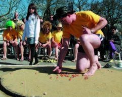 Ein Teilnehmer, der zu einem Team in der britischen Hauptstadt lebender gebürtiger Australier gehört, orientiert sich auf der Spielfläche bei der Murmel-WM im Örtchen Tinsley Green unweit des Londoner Flughafens Gatwick. (Foto: dpa)
