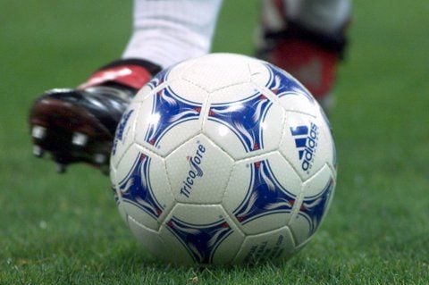Ein Fußball wird gespielt. (FOTO: DPA)