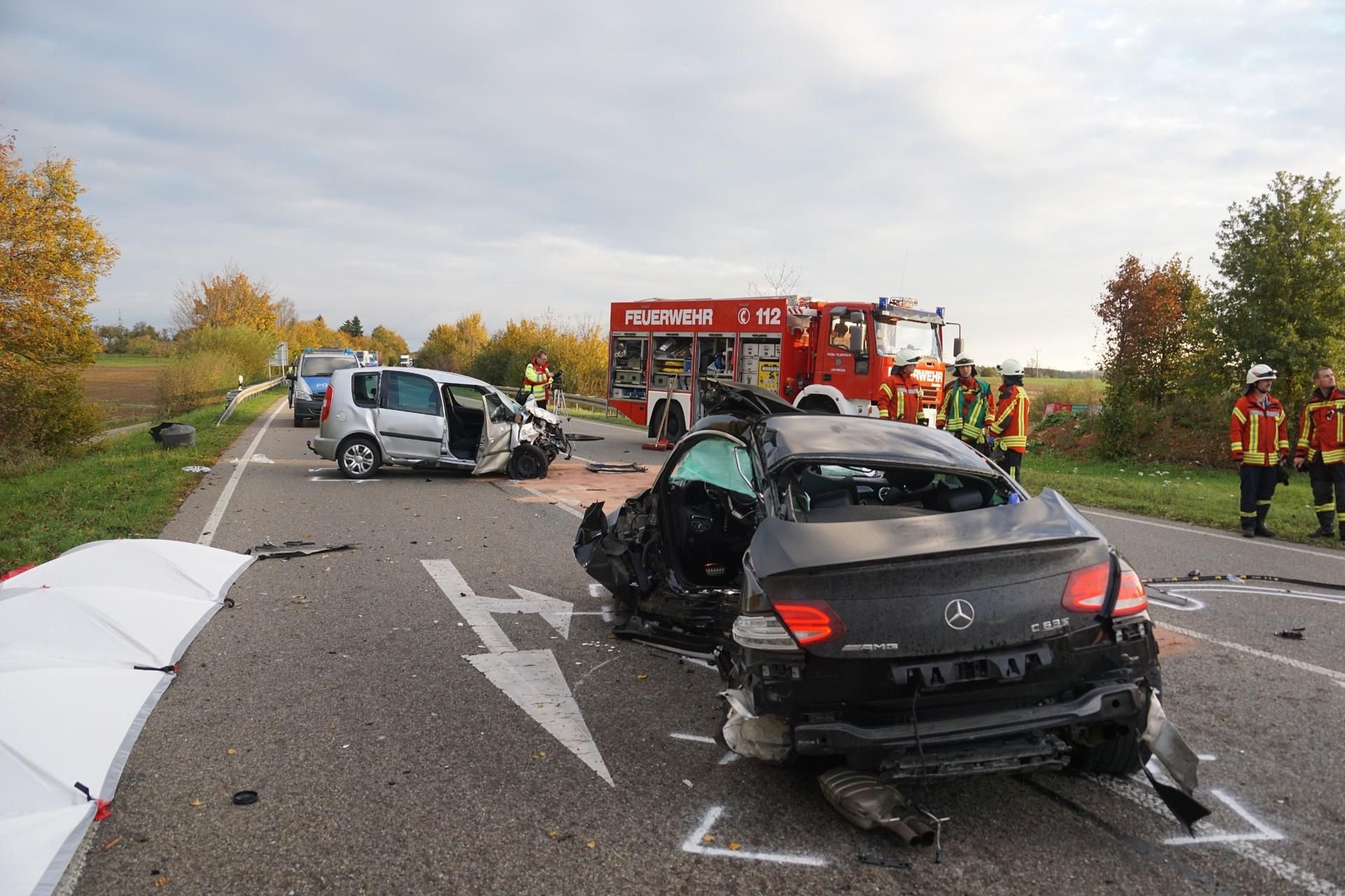 Nach einem Zusammenstoß stehen die beiden beteiligten Autos auf der L1230 bei Berghülen im Alb-Donau-Kreis (Baden-Württemberg) auf der Fahrbahn.