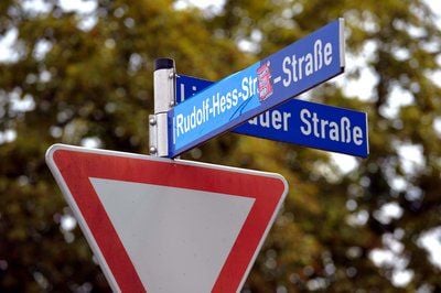 Mit «Rudolf Hess» überklebtes Schild an der Ecke Ernst-Eckstein-Straße / Liebenauer Straße in Halle (Foto: Thomas Meinicke)