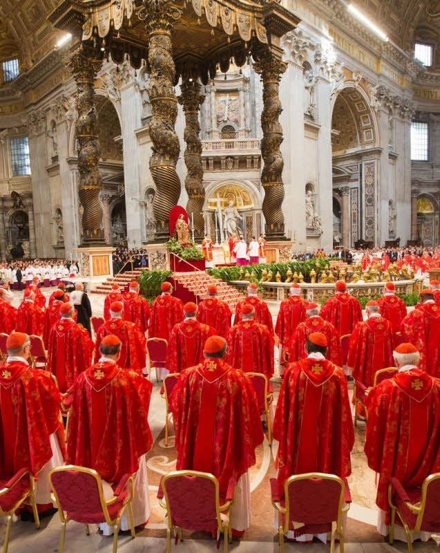 Kardinäle verfolgen im Petersdom die Wahl-Messe. Danach ging es in die Sixtinische Kapelle , wo die Papstwahl stattfindet.