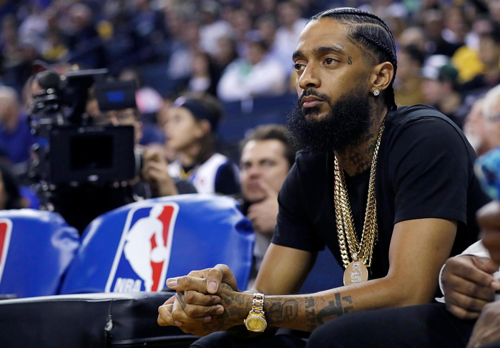 Der Rapper Nipsey Hussle sitzt am 29. März in Oakland auf den Zuschauerrängen während eines Basketball-Spiels der Golden State Warriors gegen die Milwaukee Bucks.