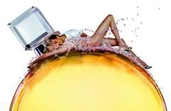 Sinnlich, feminin und erotisch - der Trend bei den Damenparfüms geht im Herbst zu schweren und verführerischen Düften. Chanel etwa kombiniert beim neuen Eau de Parfum «Chance» die Basis Vanille mit weißem Moschus, Iris, Rosa Pfeffer, Jasmin, Vetiver, Patchouli und Hyazinthe. (Foto: dpa)