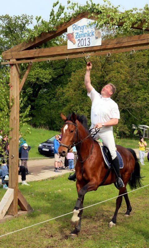 Der „Weiße Reiter“, wie ihn Moderator Ludwig Ziehe nannte, bürgerlich René Richter, siegte beim Ringreiten in seinem Heimatdorf.