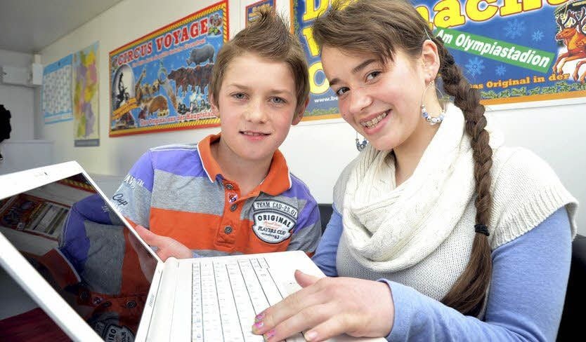 Leonardo (11) und seine Schwester Alicia (14) werden in der Zirkusschule von einer Lehrerin einzeln unterrichtet. Alicia nimmt außerdem über das Internet an einem virtuellen Klassenzimmer teil.