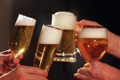 Alkoholgenuss kann in der Bundeswehr unter Umständen als «wehrdiensteigentümliches Verhalten» gelten, wenn nämlich der Soldat an einer Kasernenfeier teilnehmen muss, bei der auch Alkohol angeboten wird. (Foto: dpa)