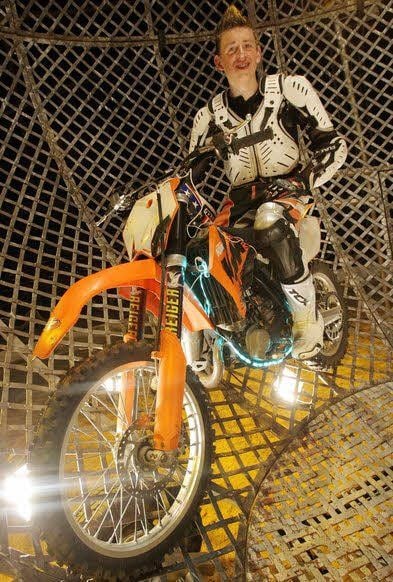 „Nico“ fährt mit seinem Motorrad in einer Stahlgitterkugel.