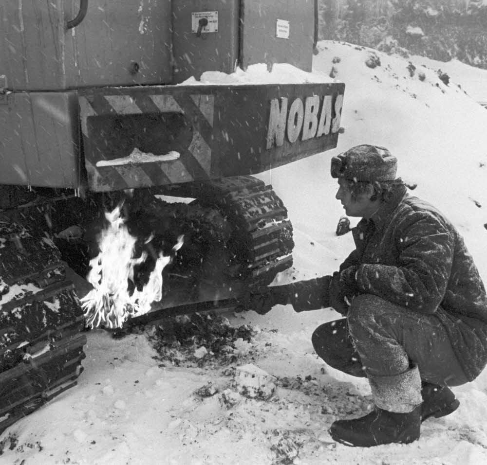 Arbeiter versuchen im Lausitzer Tagebau Meuro, einen Bagger durch Hitze wieder in Gang zu bekommen.