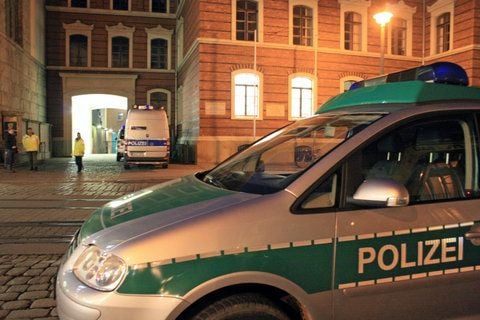 Vor der Justizvollzugsanstalt im sächsischen Görlitz steht ein Einsatzfahrzeug der Polizei. (ARCHIV-FOTO: DPA)
