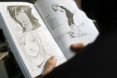 Eine junge Frau liest in Hannover in einem Manga Comic der Zeichnerin Anike Hage aus Wolfenbüttel. (Foto: dpa)