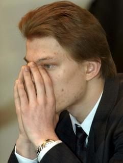 Am Montag (03.02.2003) sitzt im Augsburger Landgericht Michael W. mit vor dem Geischt gefalteten Händen. Michael W., gegen den derzeit die Jugendkammer des Landgerichtes verhandelt, soll am Rosenmontag (11.02.2002) in Gersthofen bei Augsburg die zwölfjährige Vanessa in ihrem Kinderzimmer mit einem Messer erstochen haben. (Foto: dpa)