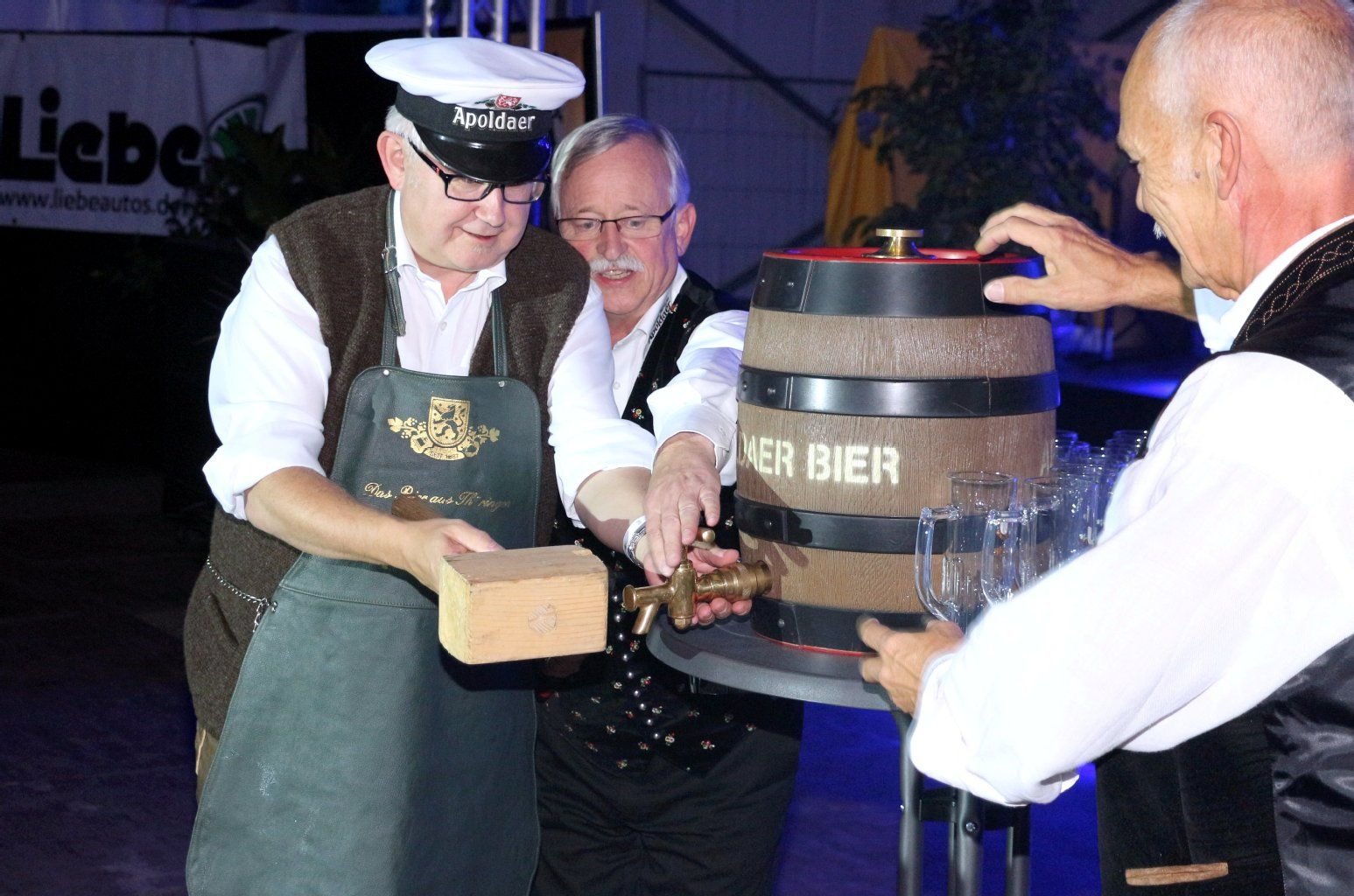 An die 700 Gäste feierten am Sonnabend den Bockbier-Anstich im Festzelt auf dem Gelände der ehemaligen Mammut-Brauerei in Sangerhausen. Oberbürgermeister Ralf Poschmann brachte mit zwei Schlägen das Bier zum Strömen.