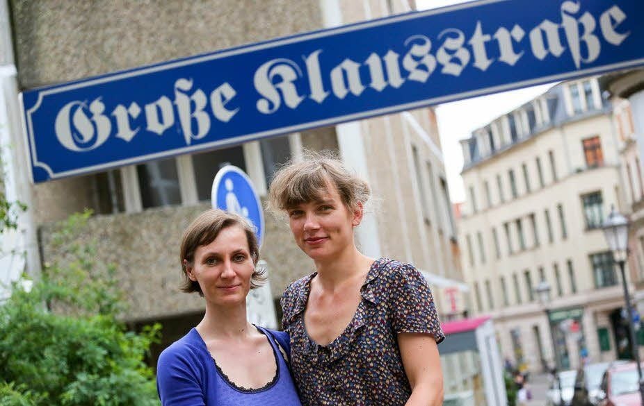 Wie drei weitere Designer haben Jennifer Brachmann (l.) und Romy Kraft ihre Ateliers in der Großen Klausstraße. Diese und weitere Geschäfte stehen nun im neuen „Mode-Guide“, mit dem ausgedehnte Einkaufs-Bummel geplant werden können.