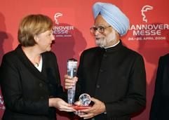 Bundeskanzlerin Angela Merkel (CDU) überreicht am Sonntag (23. April) in Hannover zu Beginn der offiziellen Eröffnung der Hannover Messe Industrie ein Geschenk an Indiens Premierminister Manmohan Singh. (Foto: dpa)