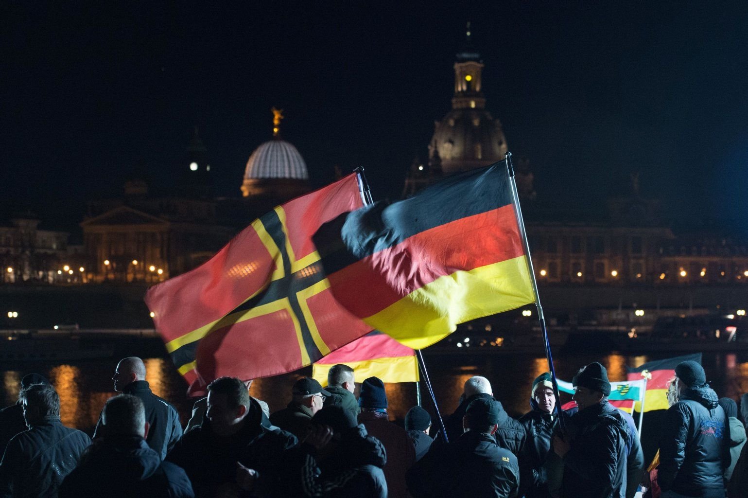 Pegida-Anhänger während einer Kundgebung des Bündnisses am Elbufer in Dresden gegenüber der Frauenkirche.