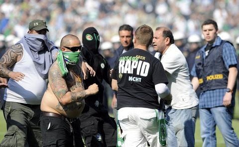 Randalierende Hooligans stürmten in Wien das Spielfeld. (FOTO: ARCHIV/DPA)