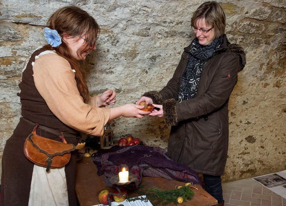 Annabell, die ewig Jugendliche (l.), orakelt hier für Claudia Maiwald , die zum ersten Mal in den Kellern des Quartiers Tiefer Keller war.