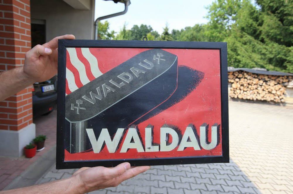 Eine Blechtafel zeigt einen Zierbrikett mit der Aufschrift Waldau.