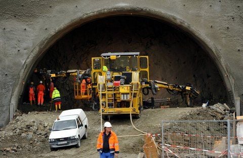 Sprengvorbereitungen werden am 23.08.2010 am Nordportal des ICE-Tunnels Masserberg nahe dem gleichnamigen Ort im Landkreis Hildburghausen getroffen. (FOTO: DPA)
