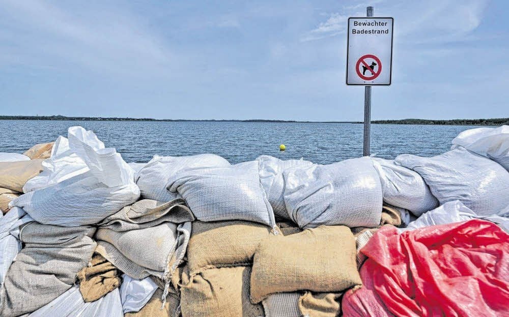 Krasser können die Sichten nicht sein: Der Sandsackwall.