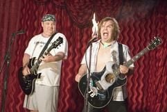KG (Kyle Gass, l.) und JB (Jack Black) stehen in dem neuen Kinofilm «Kings of Rock» auf einer Bühne und sehen ihr Mikrofon in Flammen aufgehen. (Foto: dpa)