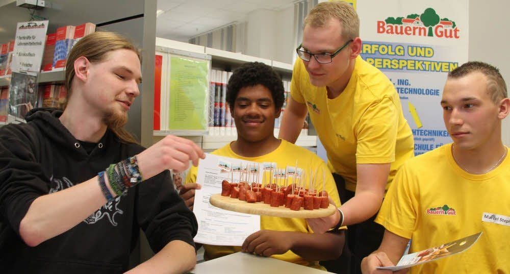 Johannes Götz (links) informierte sich bei Lehrlingen von Bauerngut über eine Ausbildung und probierte die Produkte.