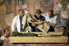 Ägyptens Chef-Archäologe Zahi Hawas (M.) macht den britischen Entdecker Howard Carter für den «sehr schlechten Zustand» der Mumie Tutanchamuns verantwortlich. (Foto: dpa)