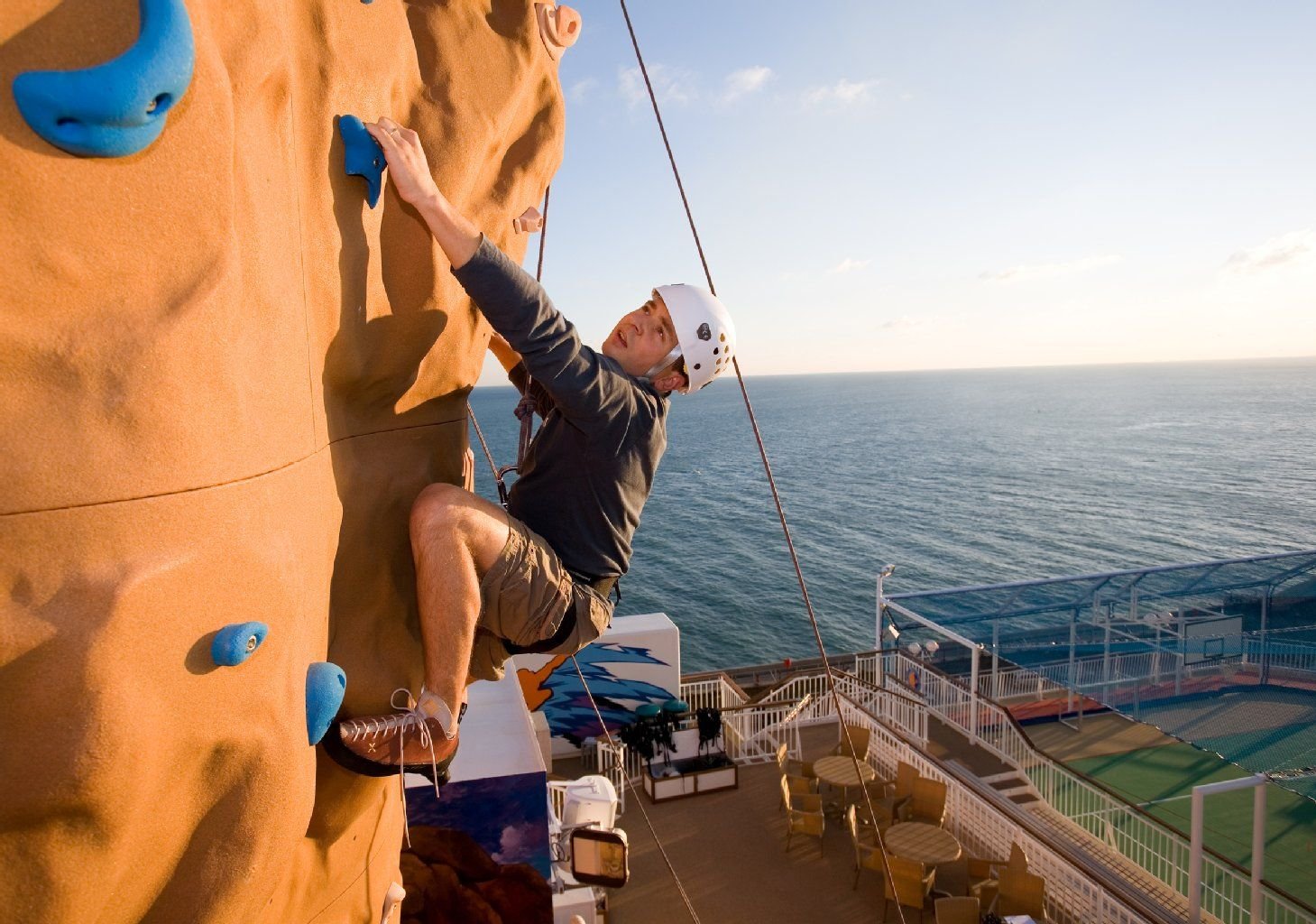 Hoch hinaus: Selbst Kletterwände gibt es - wie hier auf der «Norwegian Gem» - auf Kreuzfahrtschiffen.