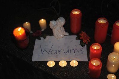 Ein Zettel mit der Aufschrift «Warum?» liegt am Mittwoch (11.03.09) umringt von Grablichtern in Winnenden vor der Albertville-Realschule, an der am Vormittag der 17-jährige ehemalige Schüler Tim K. einen Amoklauf verübte. Der 17-Jährige hat am Mittwoch an der Realschule und in einem Autohaus in Wendlingen insgesamt 15 Menschen und dann vermutlich sich selbst erschossen.