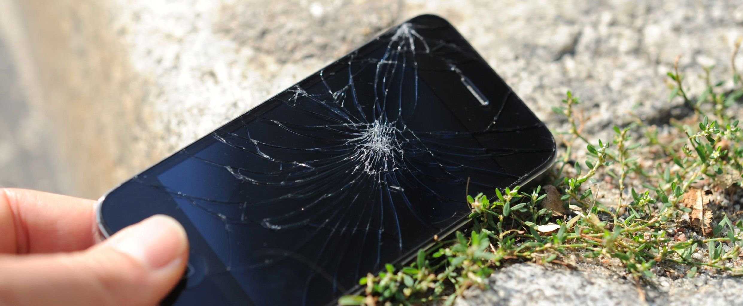 Wer sein Smartphone fallen lässt, kann in der Regel auf keine Gratis-Reparatur hoffen.