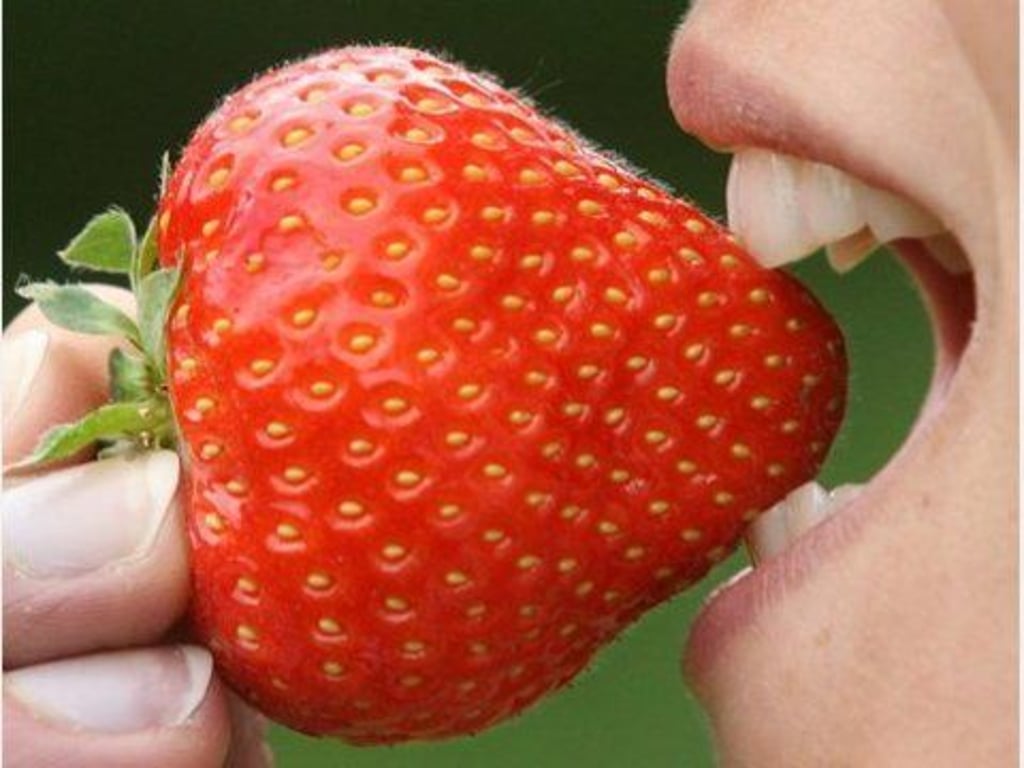 Für viele im Sommer ein Muss: Die Erdbeere.