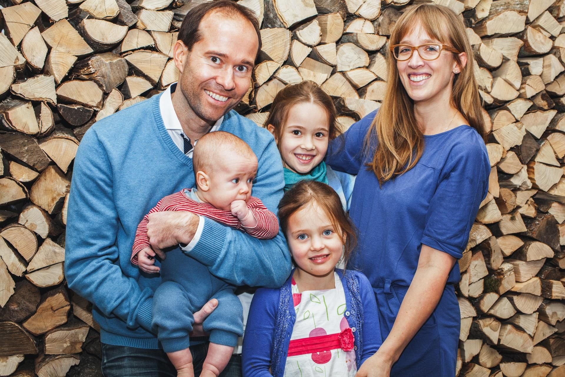 Während Mama Insa sich auf ihre Mission vorbereitet, kümmert sich Papa Daniel um die drei gemeinsamen Kinder.