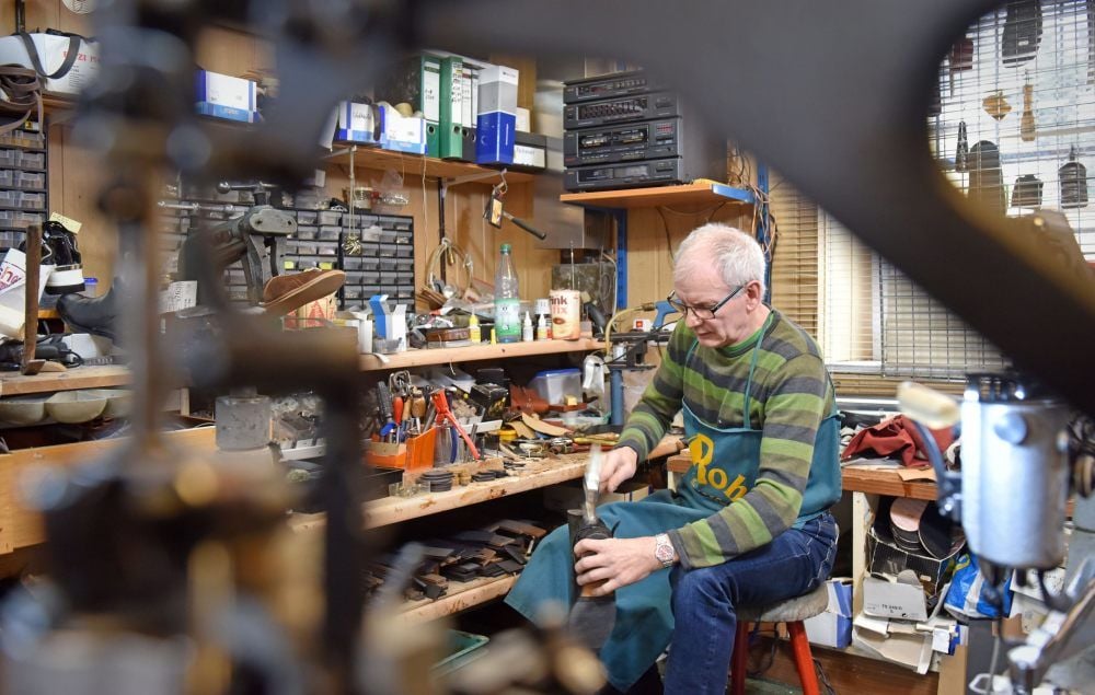 In der kleinen Werkstatt hat der Meister immer viel zu tun.