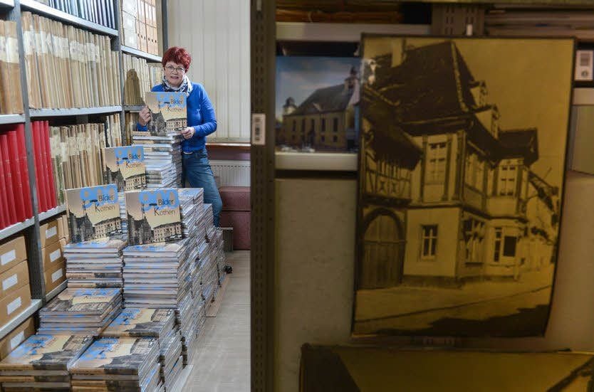 Monika Knof mit den druckfrisch eingetroffenen Büchern.