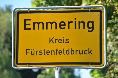 Das Ortsschild von Emmering im Kreis Fürstenfeldbruck (Oberbayern), aufgenommen am Samstag. Eine 38 Jahre alte Mutter hat im oberbayerischen Emmering ihre beiden Kinder und sich selbst umgebracht. (FOTO: DPA)