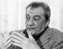 Der italienische Regisseur Luchino Visconti während einer Pressekonferenz im Februar 1972 (Foto: dpa)