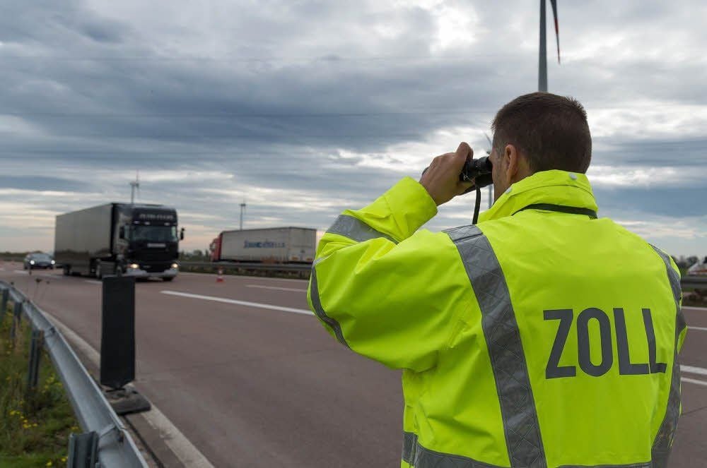 Der Zoll kontrolliert auf der A38 bei Querfurt.
