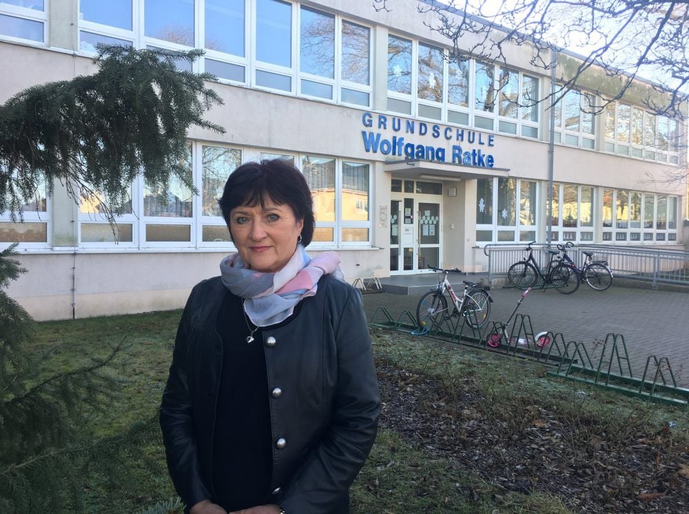 Marlit Geßner vor ihrer Schule in Köthen